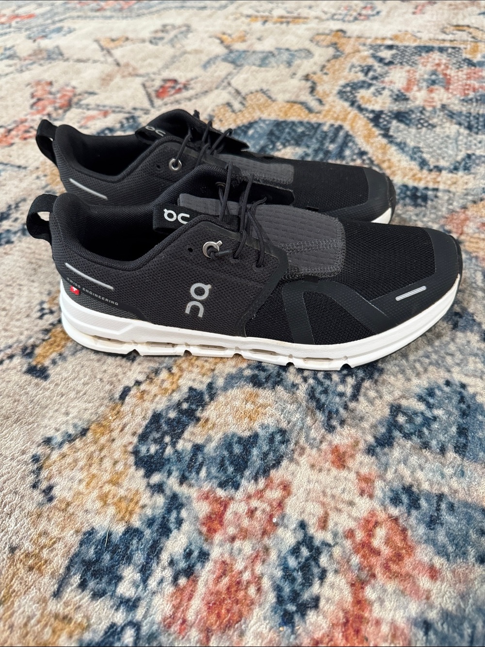 On cloud Running youth Black Athletic Trainers with White Soles